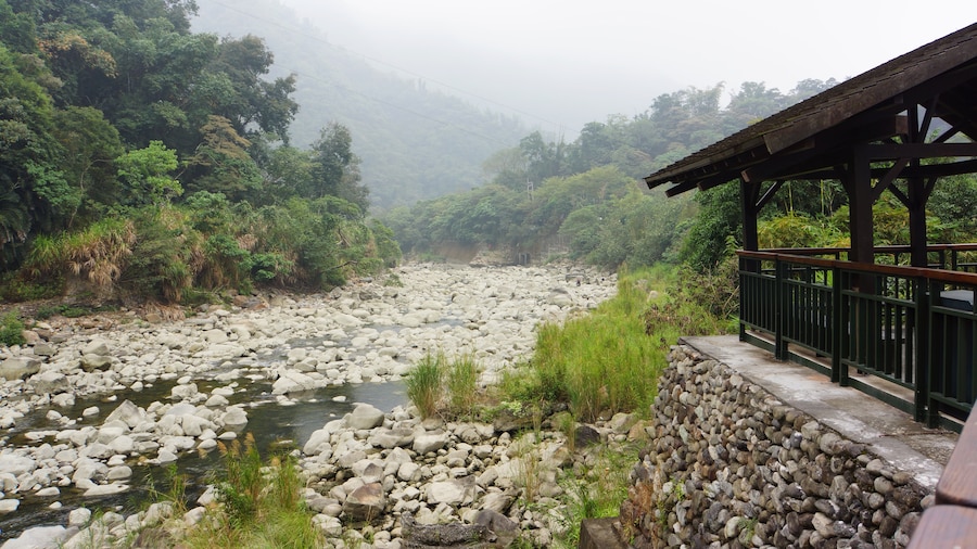 Photo "水里溪 Shuili Creek" by lienyuan lee (Creative Commons Attribution 3.0) / Cropped from original
