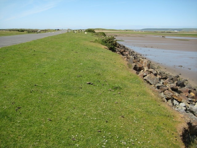 Road on to Northam Burrows Road on to Northam Burrows with the Skern on the right.