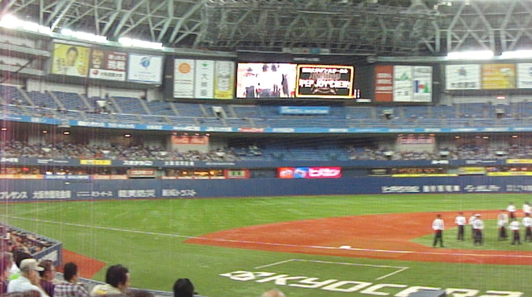 Foto "Estadio Kyocera Dome de Osaka" por kanesue (CC BY) / Recortada de la original