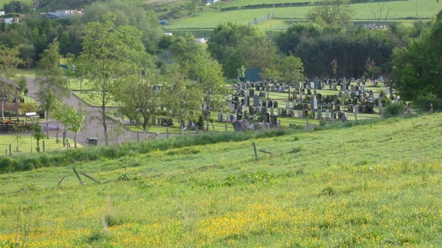 Photo "Philipshill Cemetery Philipshill Cemetery between East Kilbride and Carmunnock." by Dannie Calder (Creative Commons Attribution-Share Alike 2.0) / Cropped from original