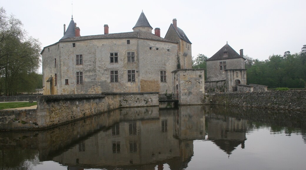 Foto "Château de La Brède" por Jimidelyon (page does not exist) (CC BY-SA) / Recortada de la original