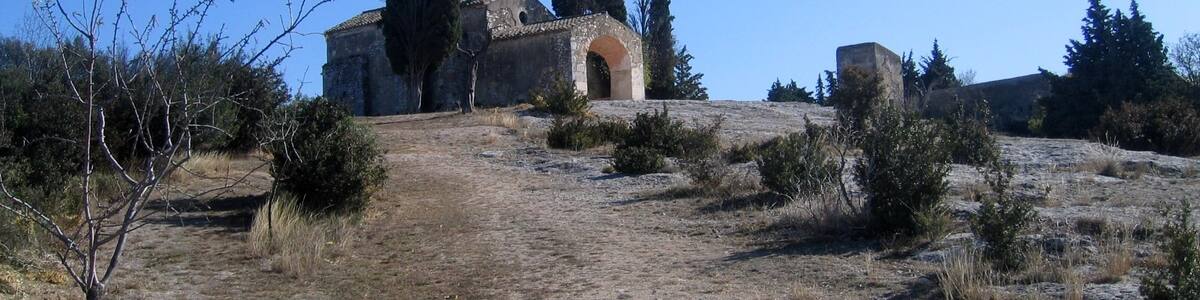 Photo "Alpilles Chapelle Saint-Sixte 20102011" by rene boulay (Creative Commons Attribution-Share Alike 3.0) / Cropped from original