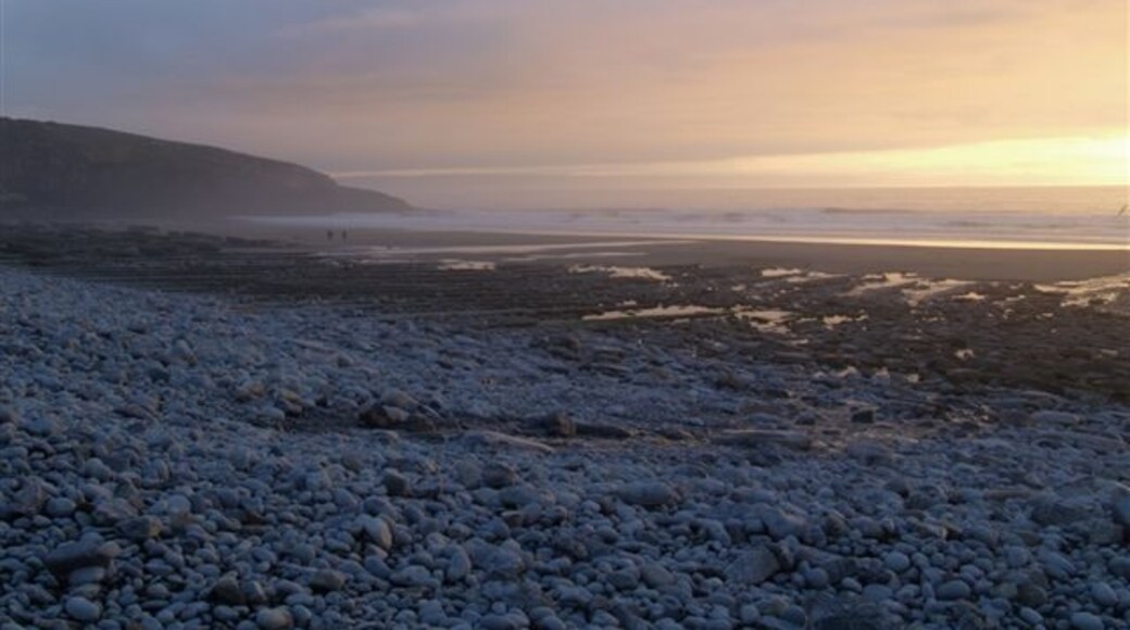 Photo "Dunraven Bay" by andy dolman (CC BY-SA) / Cropped from original