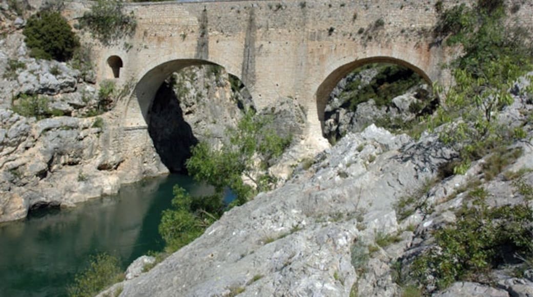 ภาพ "Pont du Diable" โดย Baldiri (page does not exist) (CC BY-SA) / ตัดภาพจากขนาดต้นฉบับ