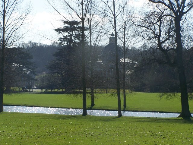 Photo "Mereworth" by David Anstiss (CC BY-SA) / Cropped from original