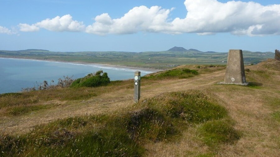 Photo "The trig point & Lleyn Coastal Path at Mynydd Cilan" by Colin Park (Creative Commons Attribution-Share Alike 2.0) / Cropped from original