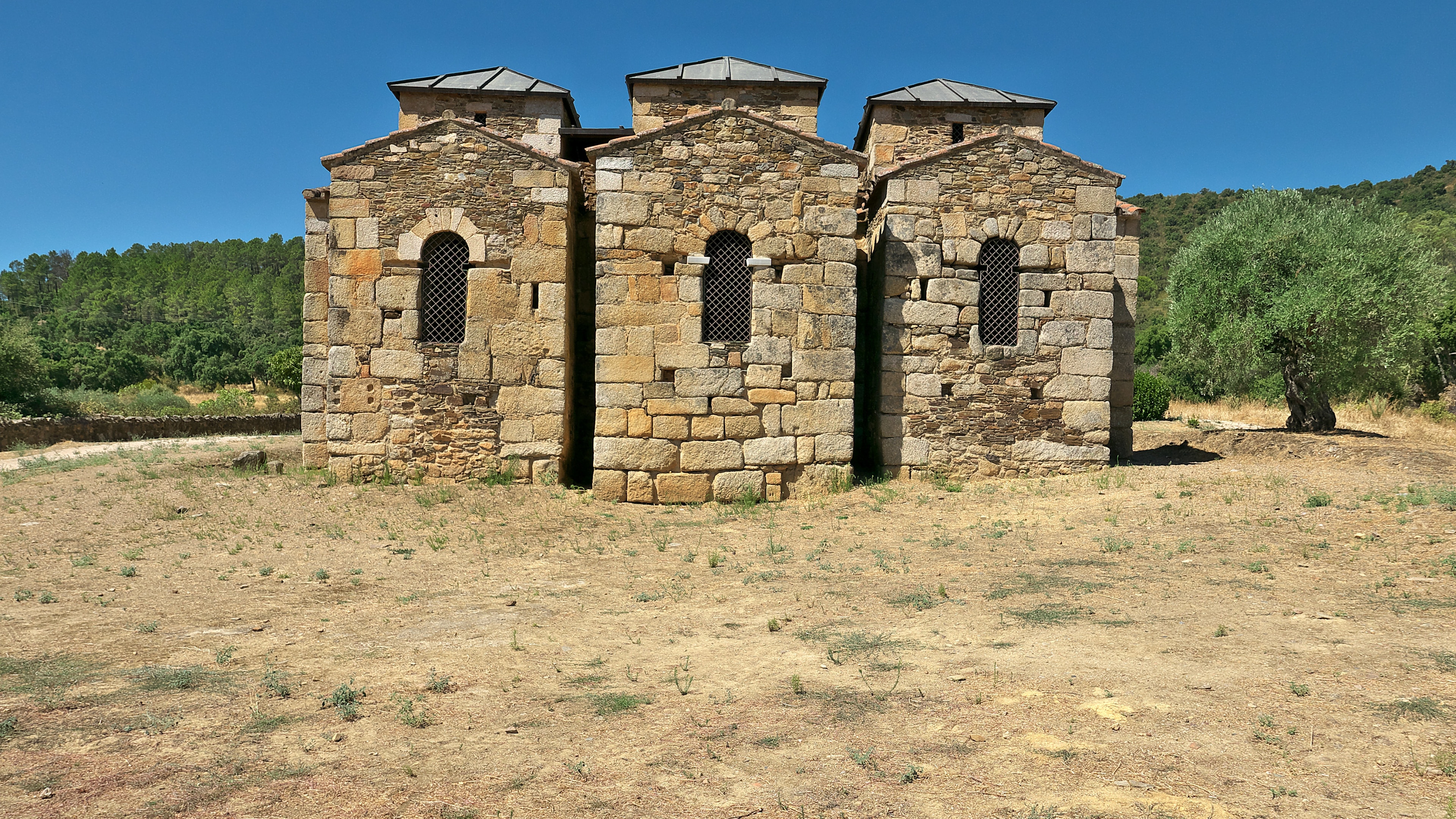 Foto "Iglesia de Santa Lucía del Trampal" por José Luis Filpo Cabana (CC BY) / Recortada de la original