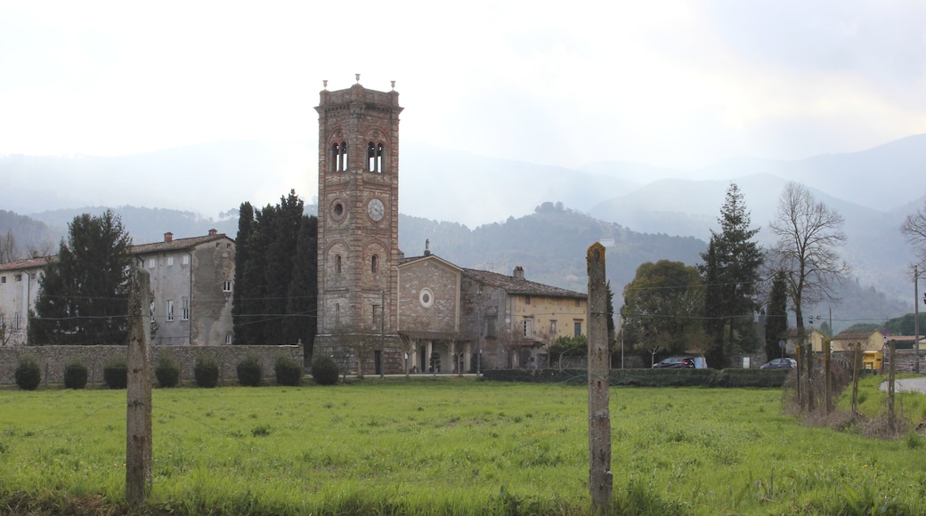 Foto “Badia di Cantignano” tomada por LigaDue (CC BY-SA); recorte de la original
