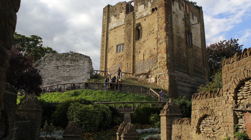 Photo "Guildford Castle" by Richard Nevell (CC BY-SA) / Cropped from original