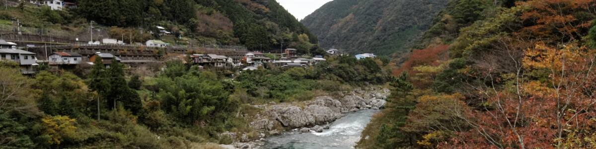 Photo "Oboke-Koboke gorges" by KimonBerlin (Creative Commons Attribution-Share Alike 2.0) / Cropped from original