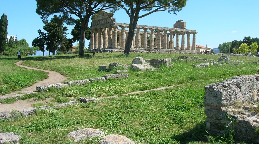 Foto “Temple of Athena” oleh Mentnafunangann (CC BY-SA) / Dipangkas daripada yang asal