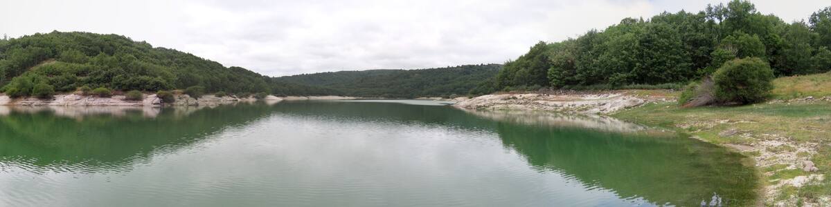 Photo "El embalse de Prada en Candeda" by isol (Creative Commons Attribution-Share Alike 3.0) / Cropped from original