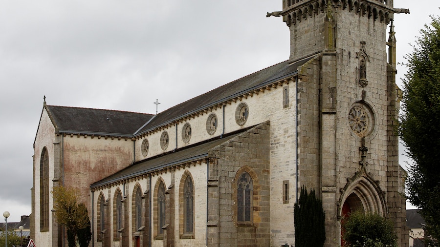 Photo "Vue de l'église d'Hanvec dans le Finistère.Église d'Hanvec dans le Finistère, France" by Thesupermat (Creative Commons Attribution-Share Alike 3.0) / Cropped from original