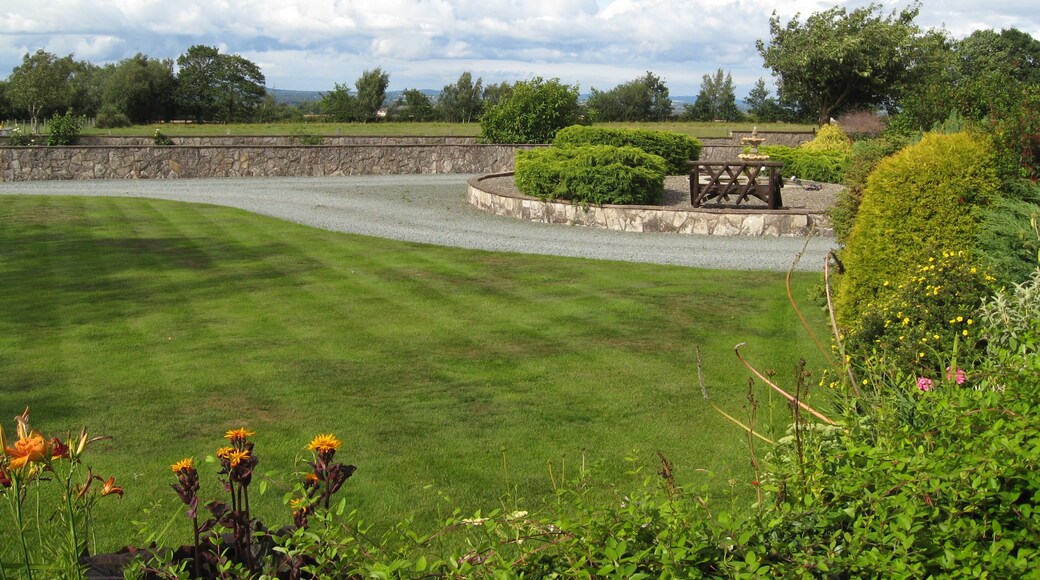 Photo "Longden" by Peter Whatley (CC BY-SA) / Cropped from original