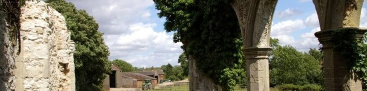Photo "St Mary's Church, Appleton The remains of the south aisle, of three bays with octagonal piers. Pevsner dates the arch mouldings to the early 14th century. The chancel has long vanished, affording a clear view of Appleton Farm from within the ruins. www.norfolkchurches.co.uk/appleton/appleton.htm" by James Yardley (Creative Commons Attribution-Share Alike 2.0) / Cropped from original