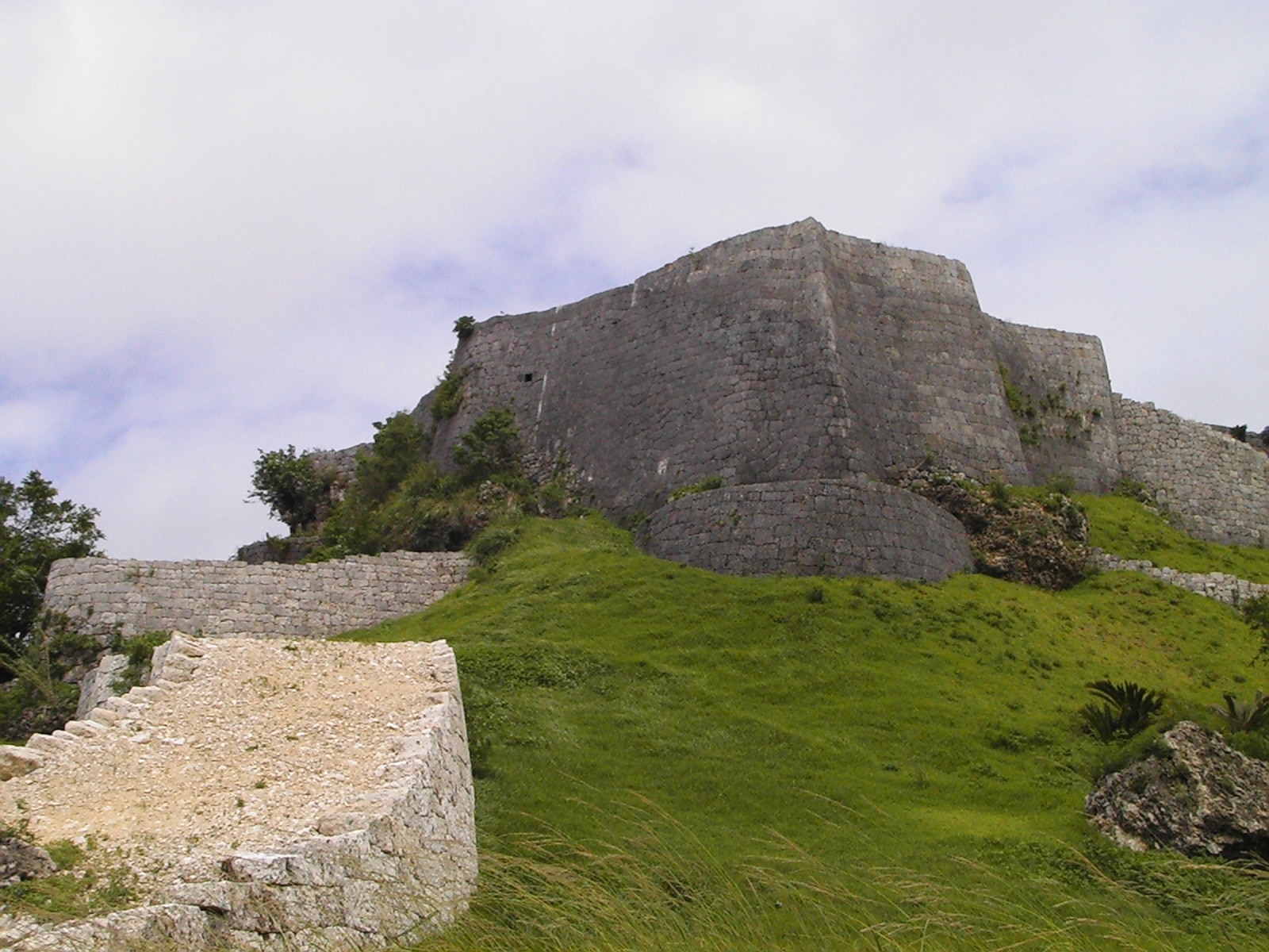 Foto "Castillo de Katsuren" de 天王星 (CC BY-SA) / Recortada de la original