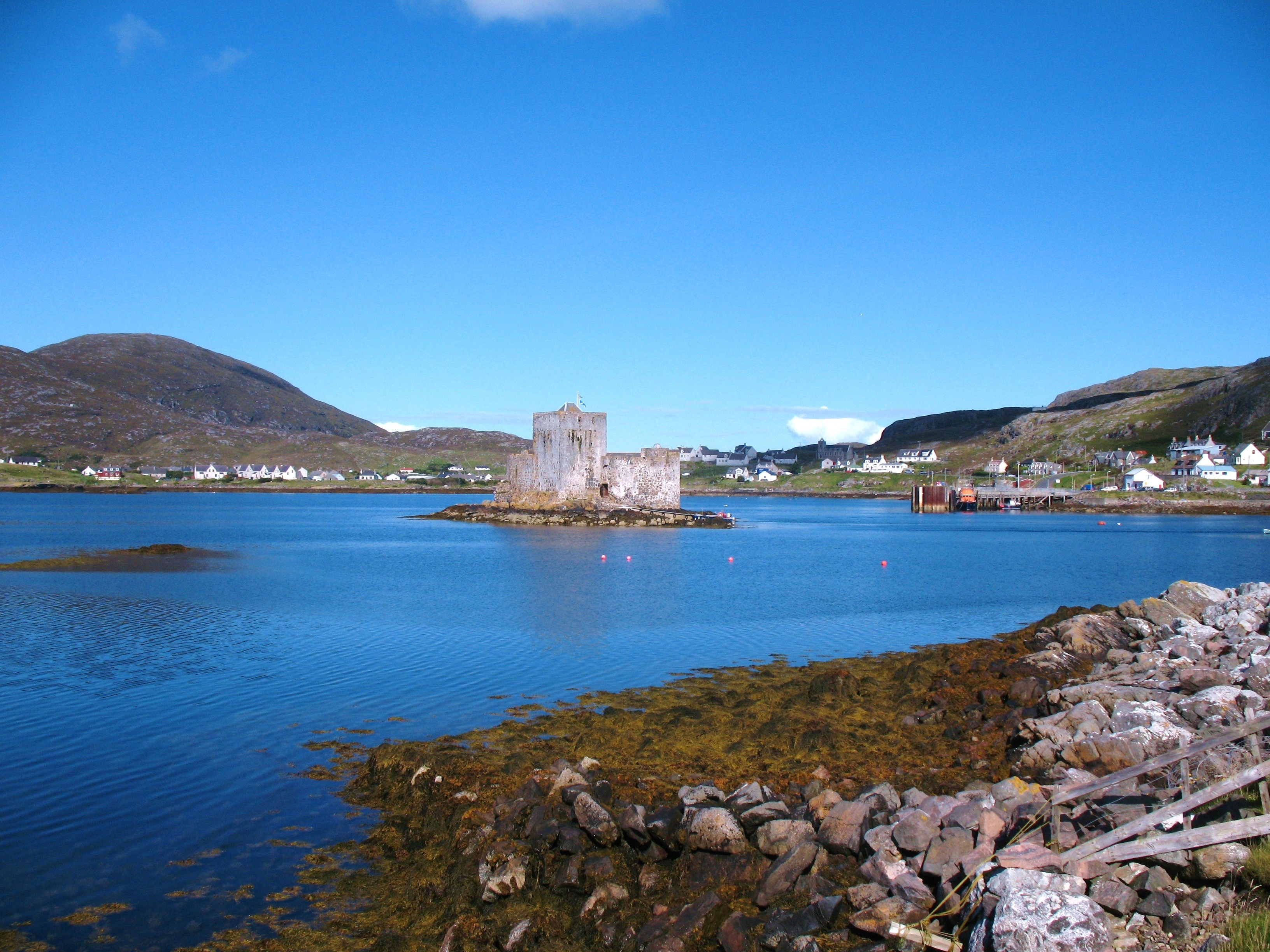 Foto "Castlebay" por Gordon Hatton (CC BY-SA) / Recortada de la original