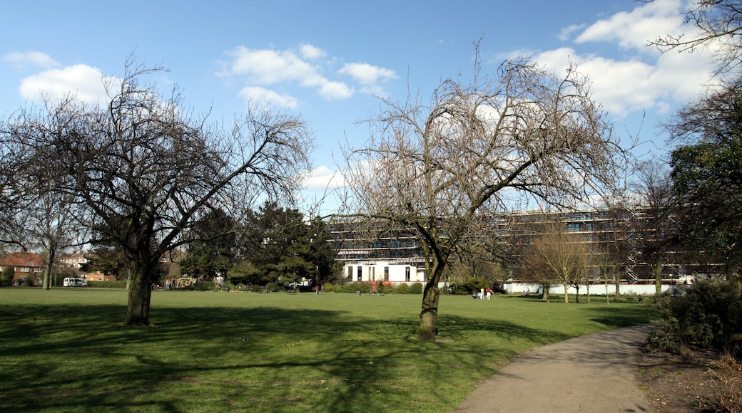 "Wormholt Park"-foto av Chmee2 (CC BY-SA) / Urklipp från original