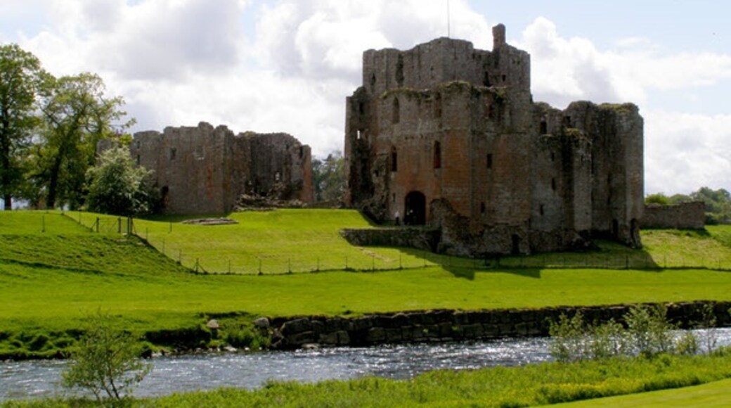 Photo "Brougham Castle" by Mauldy (CC BY-SA) / Cropped from original
