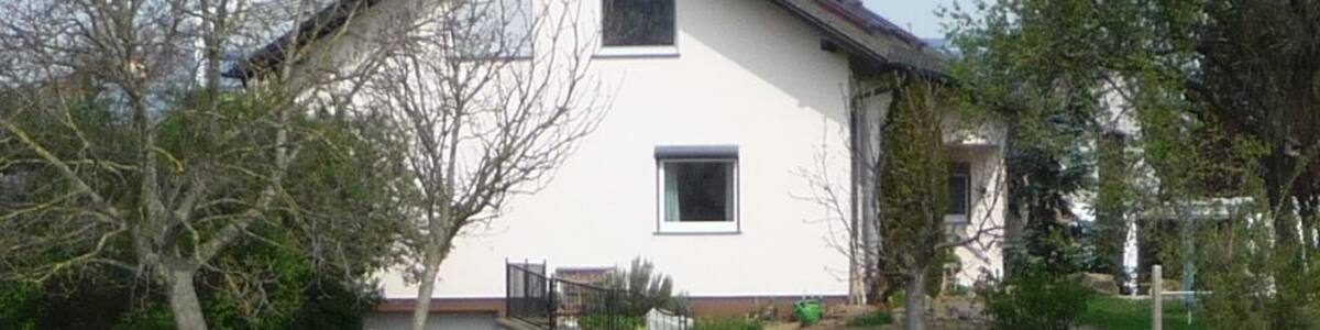 Photo "Hof bei Meckenheim" by Immanuel Giel (Creative Commons Attribution 3.0) / Cropped from original