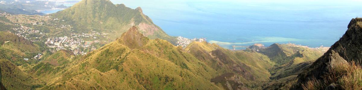 Photo "Panorama of Jin Gua Shi/Teapot Mountain. The photos was taken from Half Mountain in 2014/2/2, merged with Hugin." by Kuanyui (page does not exist) (Creative Commons Attribution-Share Alike 3.0) / Cropped from original