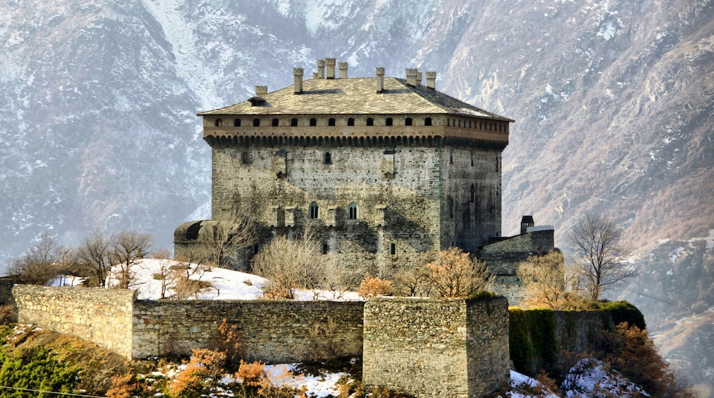 Photo "Verres Castle" by Vincenzo venditti (page does not exist) (CC BY-SA) / Cropped from original