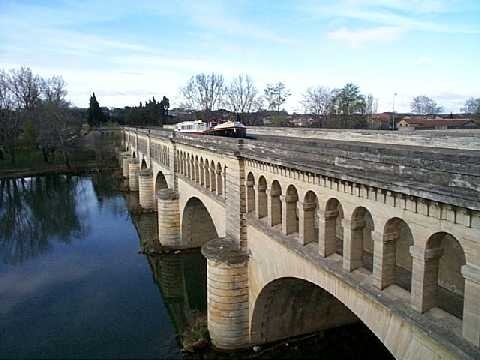 Le Pont-Canal qui permet au Canal du Midi à Béziers de franchir l'Orb.