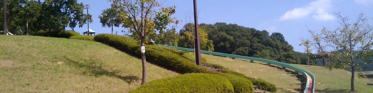 Photo "平群中央公園" by kasshy (Creative Commons Attribution-Share Alike 3.0) / Cropped from original