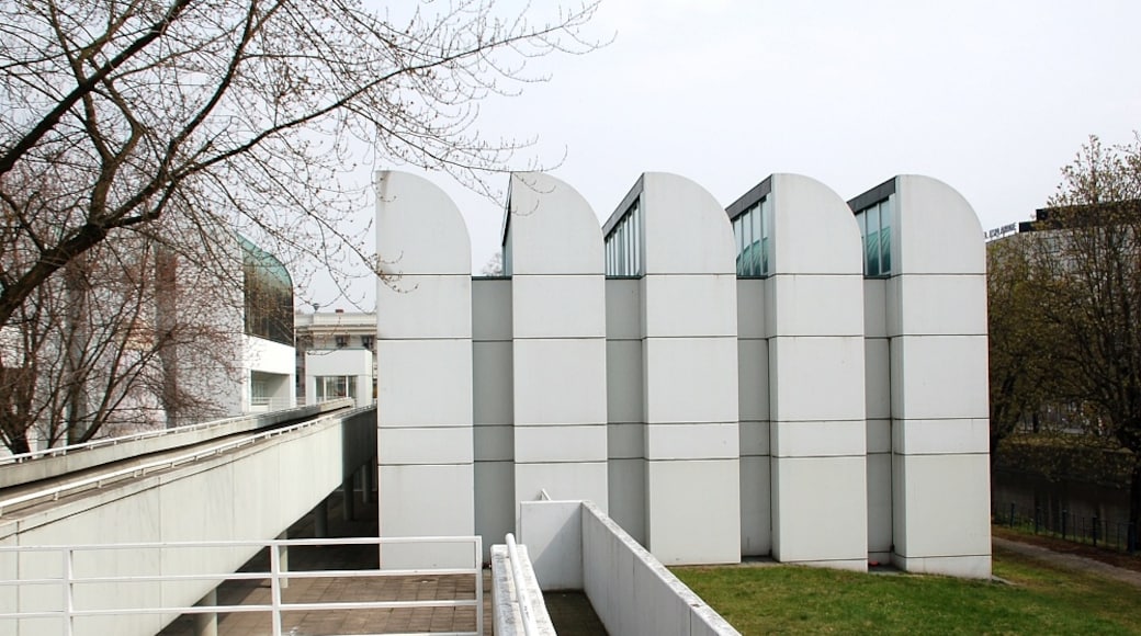 Photo "Bauhaus Archive" by Dysmachus (CC BY-SA) / Cropped from original