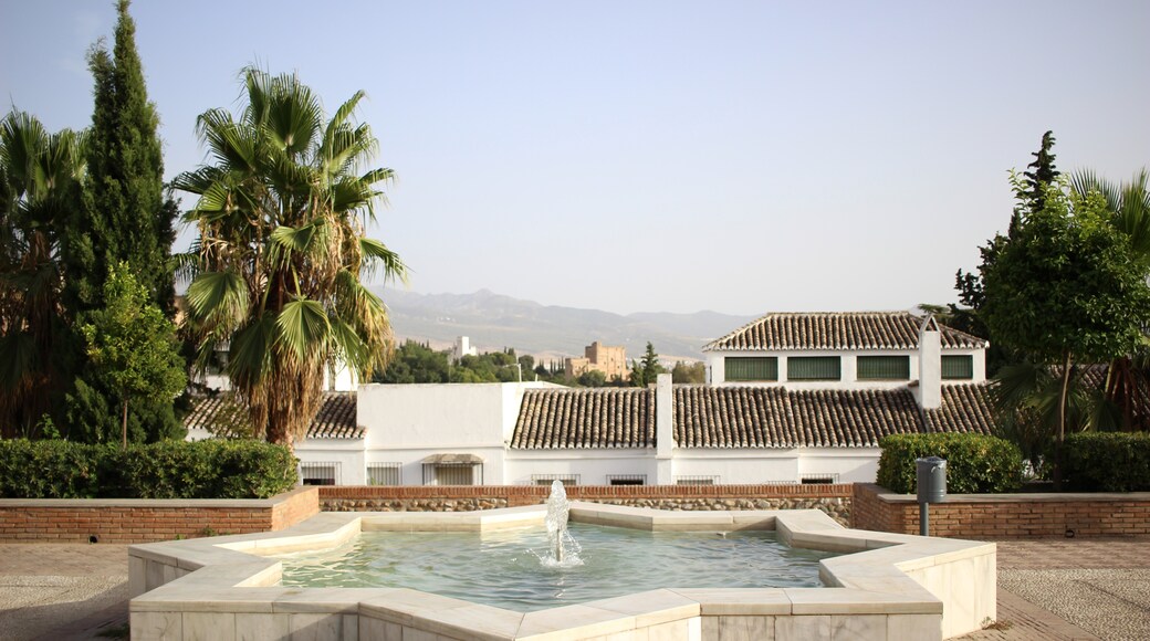 Ảnh "Placeta Cristo de las Azucenas" của GrandCelinien (CC BY-SA) / Cắt từ ảnh gốc