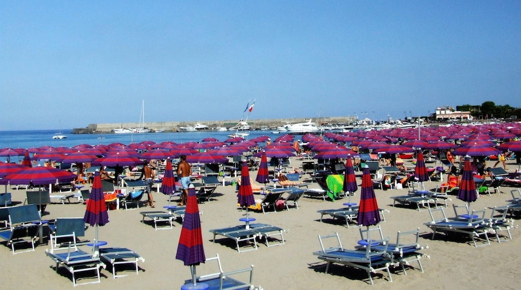 Foto "Spiaggia dei Giardini Naxos" di gnuckx (CC BY) / Ritaglio dell’originale