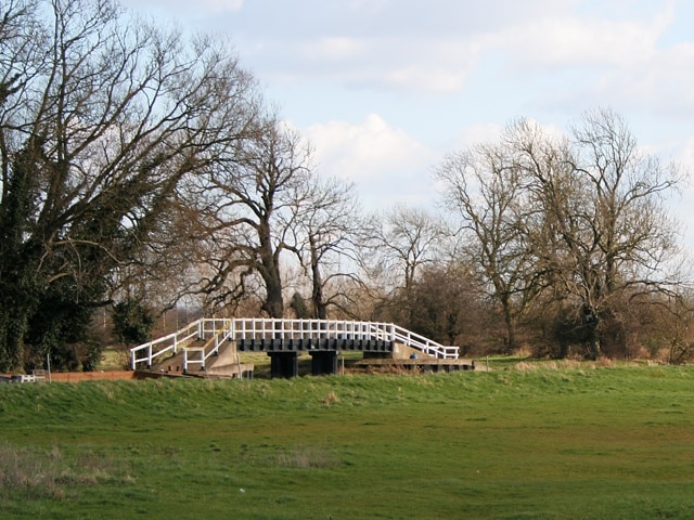 Footbridge at Cossington Lock. Just upstream of 132183 the Grand Union Canal separates from the River Soar on its way to Leicester. This bridge carries the footpath over both waterways at this point.