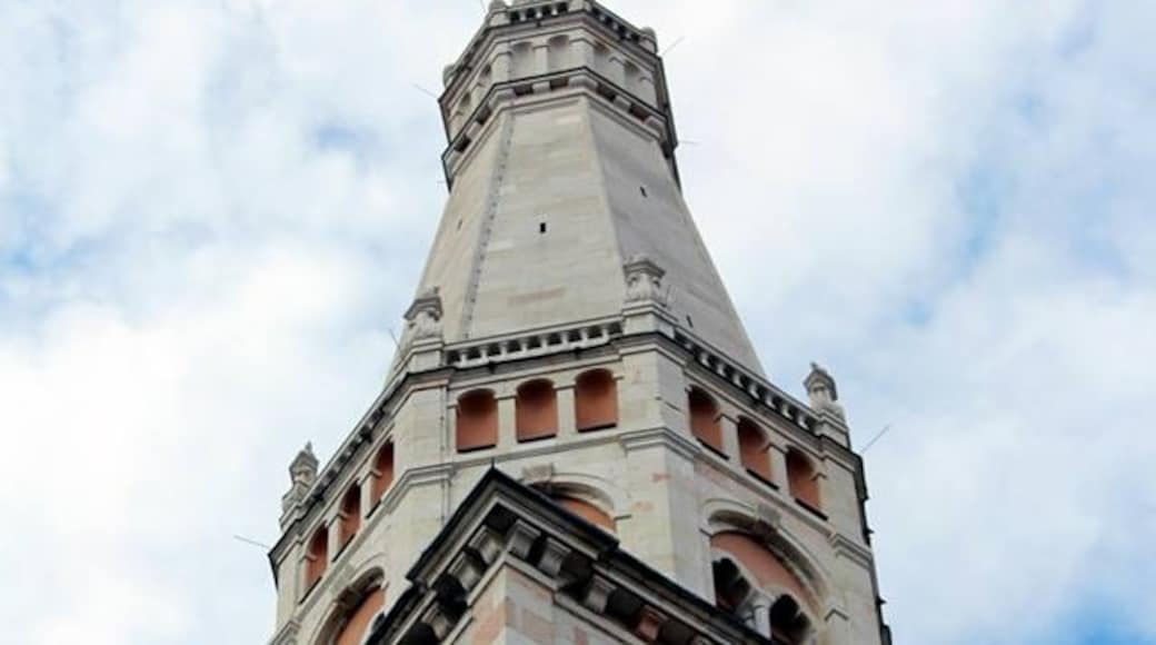 « Campanile Torre Ghirlandina», photo de GiuseppeD (page does not exist) (CC BY-SA) / rognée de l’originale