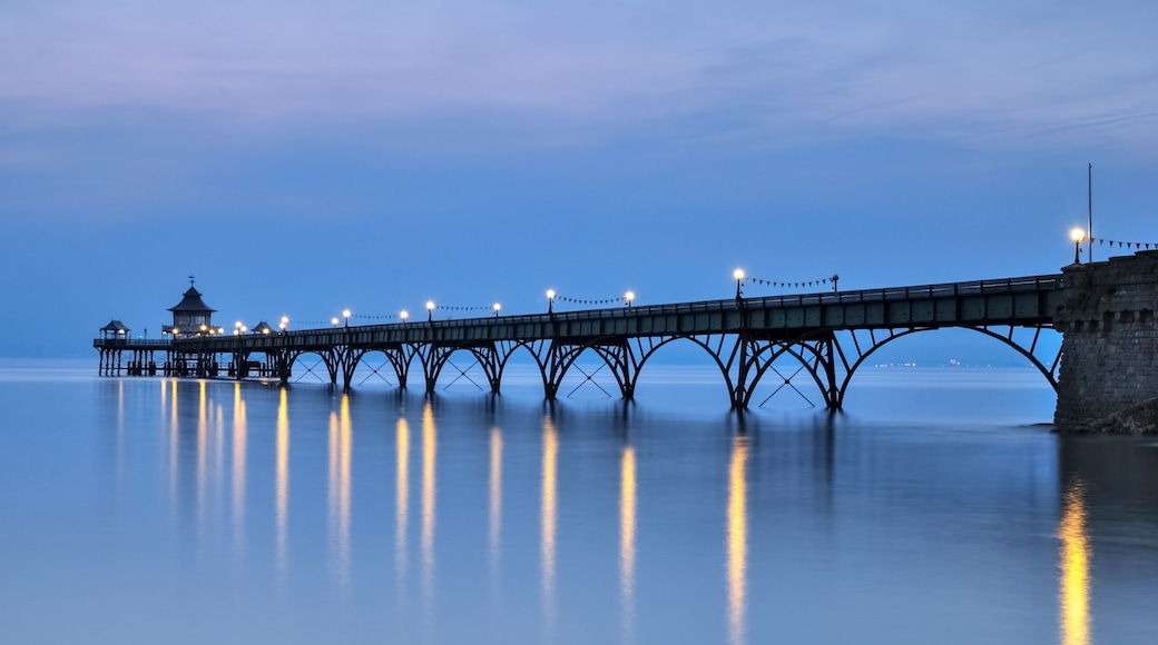 Photo "Clevedon Beach" by NotFromUtrecht (CC BY-SA) / Cropped from original
