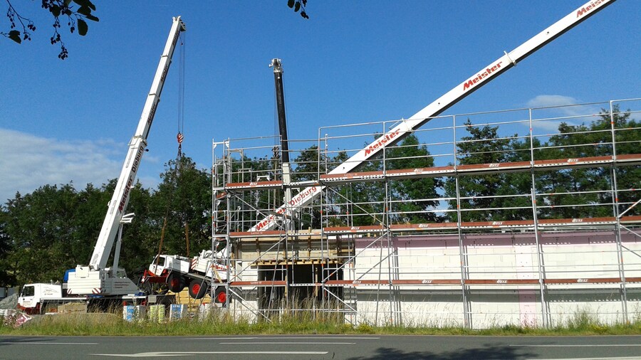 Photo "A truck-mounted crane crashes on the construction site of a supermarket in Modau, Ober-Ramstadt, Germany." by alkab (Creative Commons Attribution-Share Alike 4.0) / Cropped from original