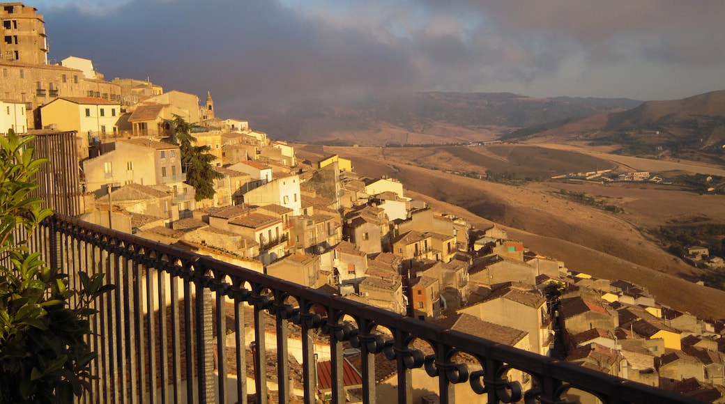 Photo "Gangi" by Fabrice VAN MULLEM (CC BY) / Cropped from original