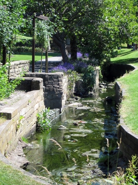 Foto ‘Oulton’ van Mike Kirby (CC BY-SA) / bijgesneden versie van origineel