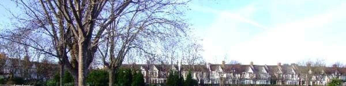 Photo "Southchurch Park lake People sail remote control boats here." by Julieanne Savage (Creative Commons Attribution-Share Alike 2.0) / Cropped from original