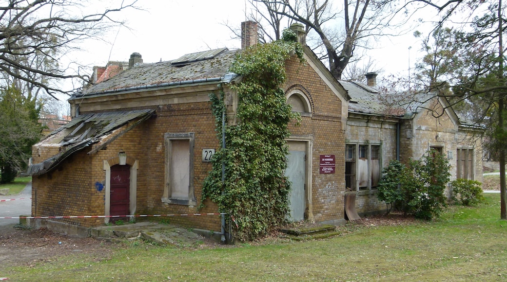 Denkmalgeschütztes Haus, Schlosspark 7, Pirna-Sonnenstein, (Ehemals C9 Friedhofshalle)