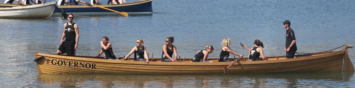 Photo "At the World Pilot Gig Championships" by Andrewrabbott (Creative Commons Attribution-Share Alike 4.0) / Cropped from original
