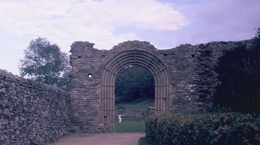 Photo "Strata Florida Abbey" by John Darch (CC BY-SA) / Cropped from original