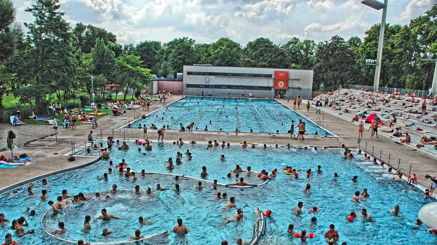 Photo "Open air Dante-Swimming Pool at Munich (former Olympics of 1972)" by Guido Radig (Creative Commons Attribution 3.0) / Cropped from original