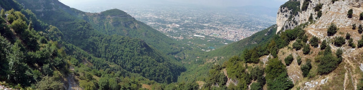 Photo "Monte di Chiunzi pass" by Michael Karavanov (Creative Commons Attribution-Share Alike 3.0) / Cropped from original