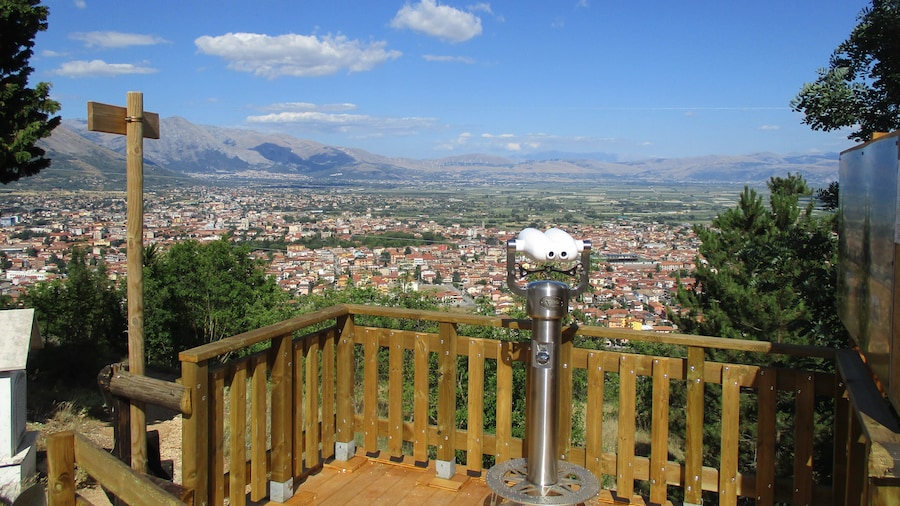 Photo "Binocolo panoramico sul monte Salviano" by Marica Massaro (Creative Commons Attribution-Share Alike 4.0) / Cropped from original