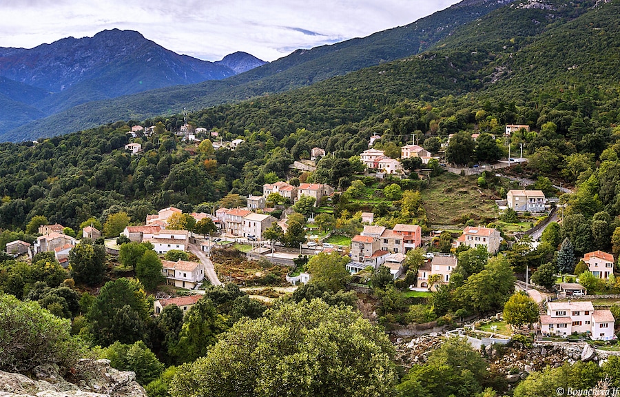 Vue du village de Chisà (Corse)
