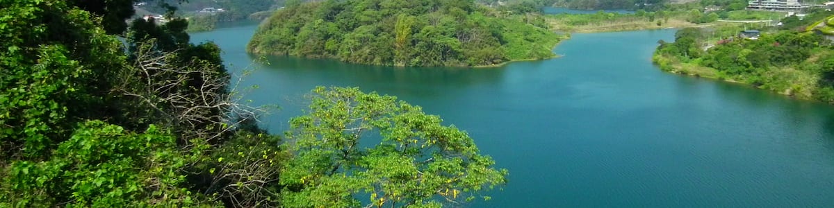Photo "鯉魚潭水庫 Carp Lake Reservoir" by lienyuan lee (Creative Commons Attribution 3.0) / Cropped from original