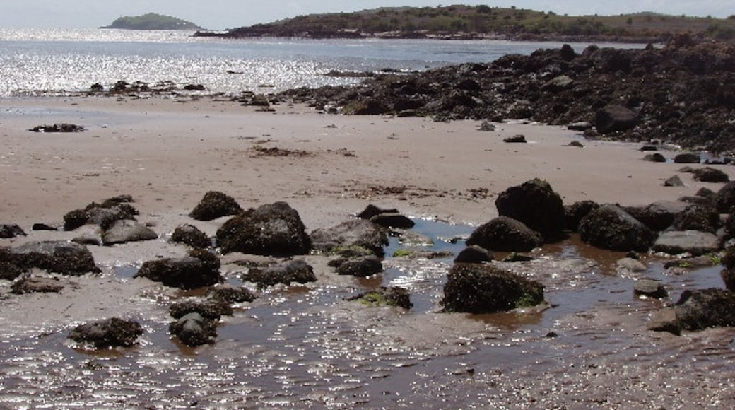 Photo "Rockcliffe Beach" by David Hawgood (CC BY-SA) / Cropped from original