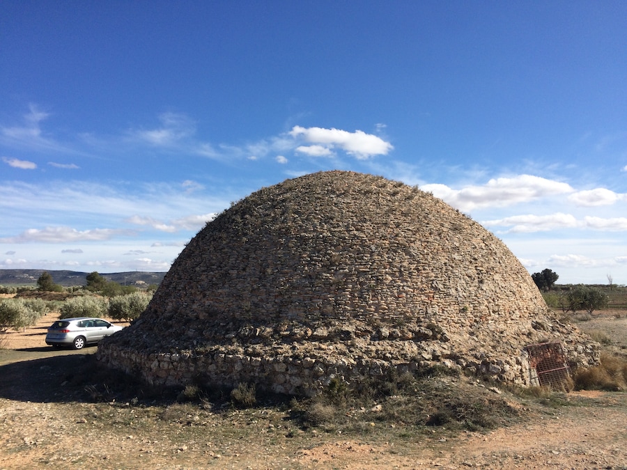 A las afueras del municipio albacetense de Alpera se encuentra esta construcción singular, que debe ser una de las más grandes de la región (o del país) y está bastante bien conservada