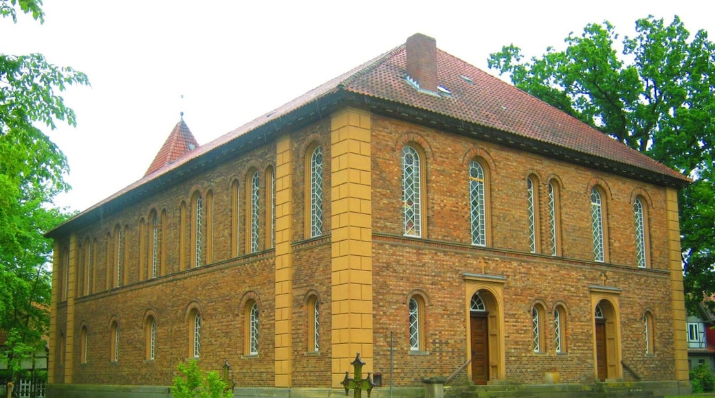 Die Rückseite der St.-Martini-Kirche in Brelingen, Niedersachsen, so wie 1849 neu erbaut.