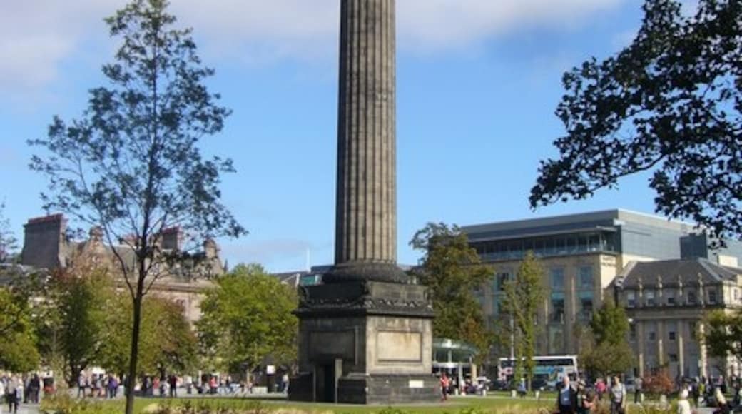 Photo "St. Andrew Square" by kim traynor (CC BY-SA) / Cropped from original